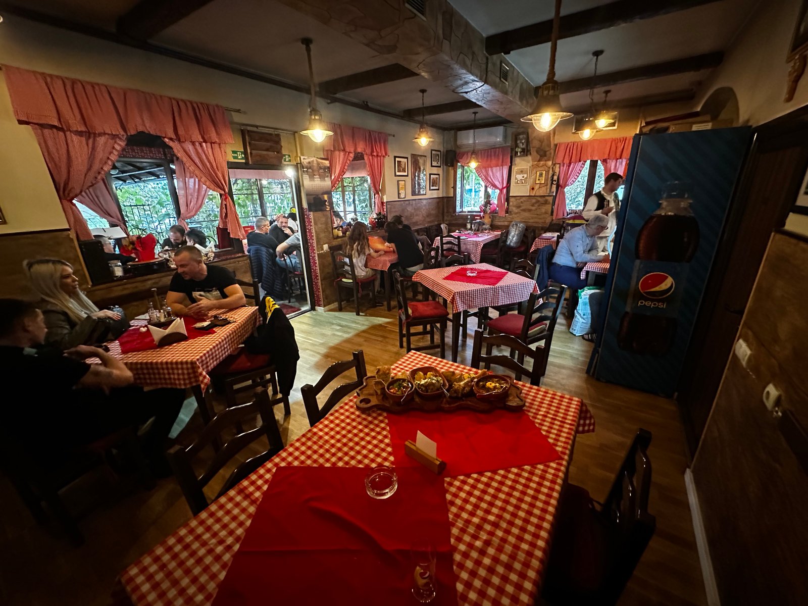 Kafana Pod lozom Zemun